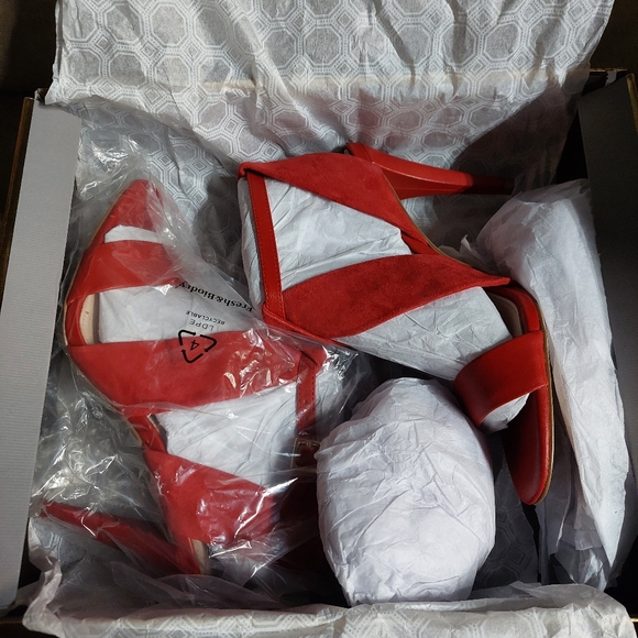 LOUISE et Cie Red Heel Sandals - Picture 4 of 8